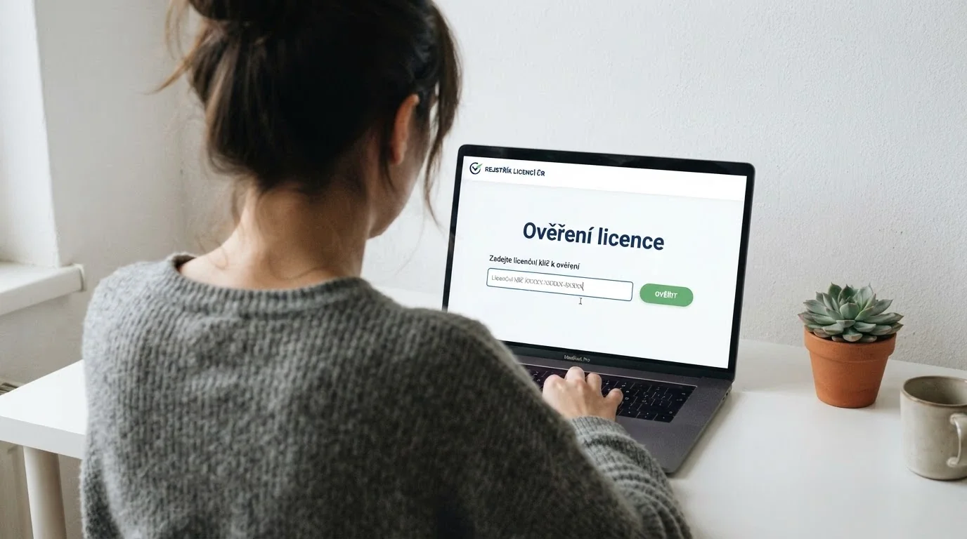 Úřední dokument s razítkem Ministerstva financí ČR vedle loga online casina